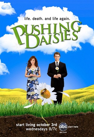 Постер к hd онлайн сериалу: Мертвые до востребования/Pushing Daisies (2007)